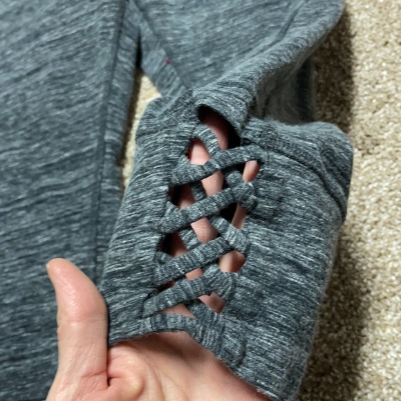 4/$24🦩 Calvin Klein Gray Capri Leggings - Picture 2 of 9